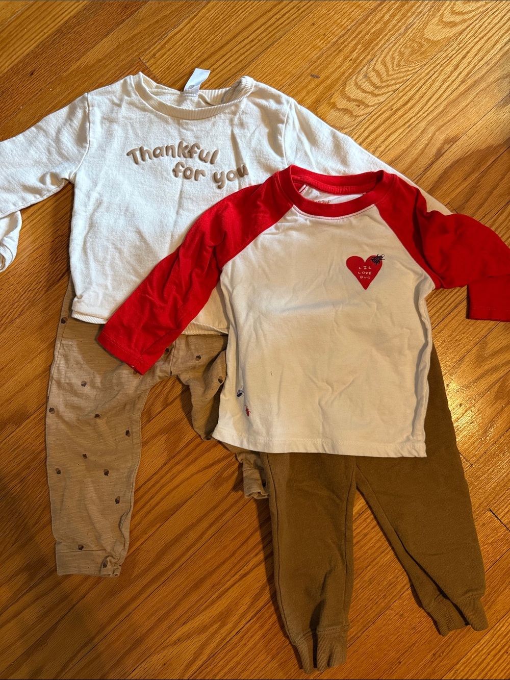2 outfits (2T)